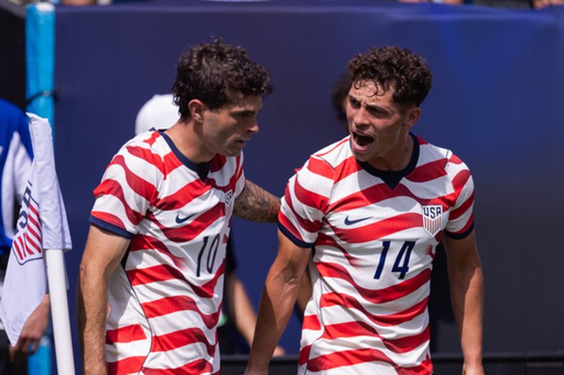 Christian Pulisic (10), delantero de Estados Unidos, celebra con el centrocampista Sebastian Berhalter (14) después de marcar gol en el primer tiempo del partido amistoso contra Senegal, el domingo 31 de mayo de 2026, en Charlotte, Carolina del Norte. (AP Foto/Scott Kinser)