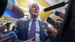 ARCHIVO - El senador John Cornyn, representante de Texas, es rodeado por reporteros mientras se dirige a la Cámara en el Capitolio, en Washington, el 7 de febrero de 2024. (AP Foto/J. Scott Applewhite, Archivo)