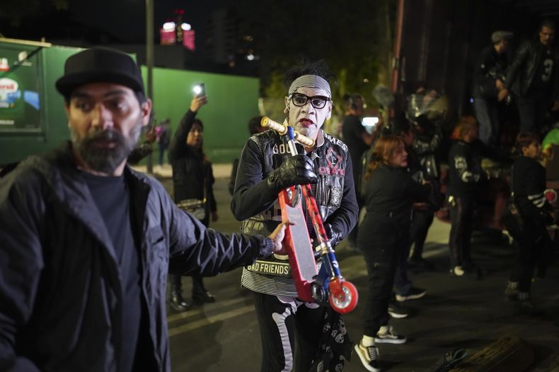 Voluntarios conocidos como los Reyes Punk cargan un camión para distribuir juguetes, ropa y piñatas a niños desfavorecidos en celebración de la Epifanía, o Día de Reyes, en la Ciudad de México, la noche del domingo 5 de enero de 2025. (AP Foto/Eduardo Verdugo)