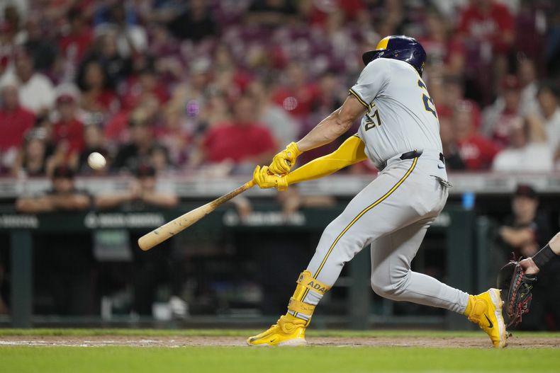 El dominicano Willy Adames, de los Cerveceros de Milwaukee, batea un jonrón de tres carreras en el segundo juego de una doble cartelera ante los Rojos de Cincinnati, el viernes 30 de agosto de 2024 (AP Foto/Carolyn Kaster)