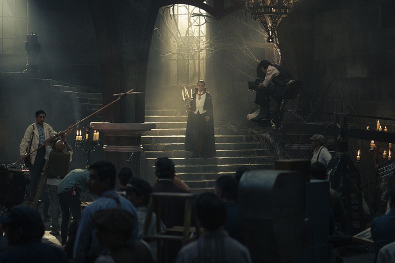 Esta imagen proporcionada por ViX muestra a Eugenio Derbez en el personaje de Carlos Villarías en el set de Y llegaron de noche. (Vix vía AP)