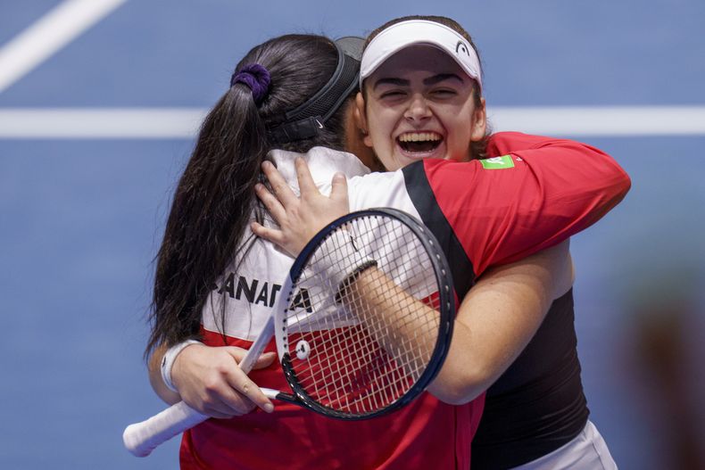 La canadiense Marina Stakusic festeja luego de vencer a Rebeka Masarova de España en la Copa Billie Jean King, el miércoles 8 de noviembre de 2023, en Sevilla (AP Foto/Manu Fernández)