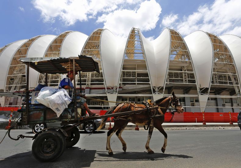 Esta foto del 12 de diciembre del 2013 muestra el estadio Beir&aacute;-R&iacute;o en Porto Alegre, Brasil, una de las sedes para la Copa Mundial. (AP Foto/Ferdinand Ostrop, Archivo)