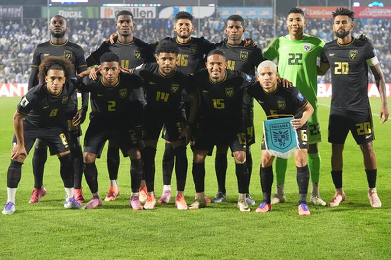ARCHIVO - Jugadores de Panamá posan para una foto de equipo antes de un partido de clasificación para el Mundial de 2026 contra Guatemala en Ciudad de Guatemala, el jueves 13 de noviembre de 2025. (Foto AP/Moisés Castillo, Archivo)