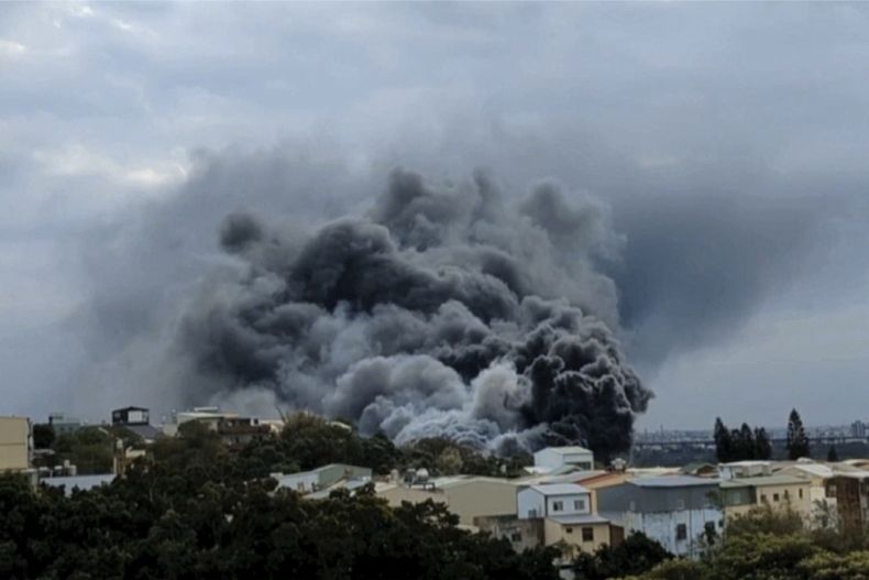 En una imagen tomada de un video, una columna de humo sale de un edificio de procesamiento de alimentos en construcción durante un incendio, en Taichung, en el centro de Taiwán, el jueves 19 de diciembre de 2024. (EBC vía AP)
