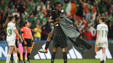 La nigeriana Blessing Demehin salta encima de su compañera Osinachi Ohale tras el empate 0-0 contra Irlanda, en el Mundial femenino, el lunes 31 de julio de 2023. (AP Foto/Tertius Pickard)