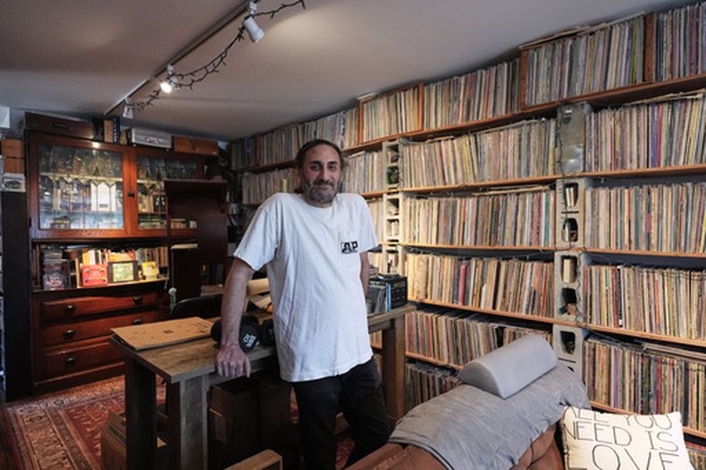 Aadam Jacobs posa frente a una estantería para guardar discos de vinilo (LP) en su casa de Chicago, el jueves 19 de marzo de 2026. (Foto AP/Nam Y. Huh)