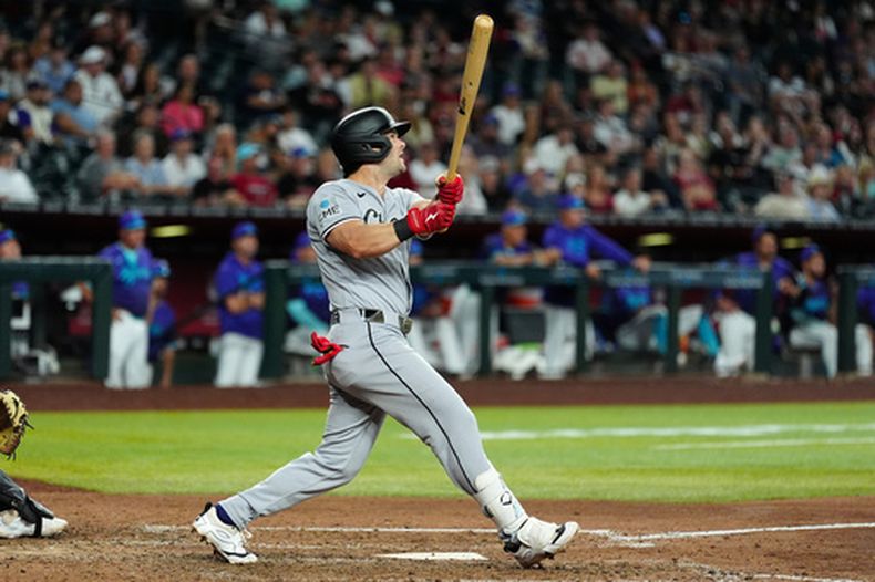 Andrew Benintendi, de los Medias Blancas de Chicago, observa la trayectoria de su jonrón de tres carreras contra los Diamondbacks de Arizona durante la novena entrada de un juego de béisbol, el jueves 23 de abril de 2026, en Phoenix. (AP Foto/Ross D. Franklin)