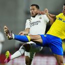 Eden Hazard (centro) del Real Madrid y Luis Hernández del Cádiz pugnan por el balón en el partido de la Liga española, el sábado 15 de abril de 2023, en Cádiz. (AP Foto/José Bretón)