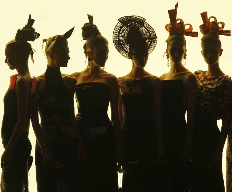 ARCHIVO - Modelos lucen creaciones de la colección de Alta Costura Otoño-Invierno 2011-2012 de Giorgio Armani presentada en París, el 5 de julio de 2011. (Foto AP/Jacques Brinon, archivo)