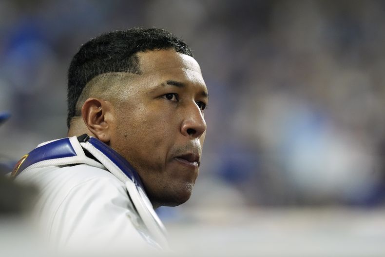 Salvador Pérez, de los Reales de Kansas City, observa desde el dugout durante la quinta entrada en el Juego 4 de una serie de playoffs de béisbol de la División de la Liga Americana contra los Yankees de Nueva York, el jueves 10 de octubre de 2024, en Kansas City, Missouri. (AP Foto/Charlie Riedel)