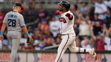 Ozzie Albies (1), de los Bravos de Atlanta, celebra su jonrón solitario en la segunda entrada de un partido de béisbol contra los Marlins de Miami, el martes 4 de agosto de 2026, en Atlanta. (Foto AP/Mike Stewart)