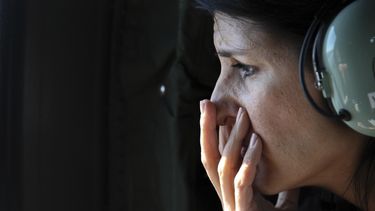Fotografía sin fecha de la gobernadora de Carolina del Sur, Nikki Haley, mientras vuela sobre un área inundada en el condado Horry, Carolina del Sur. (Tracy Glantz/The State vía AP, Archivo)
