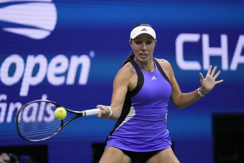 ARCHIVO - Jessica Pegula, de Estados Unidos, devuelve un tiro frente a Aryna Sabalenka, de Bielorusia, durante la final femenina del Abierto de Estados Unidos, el sábado 7 de septiembre de 2024, en Nueva York. (AP Foto/Frank Franklin II), Archivo)
