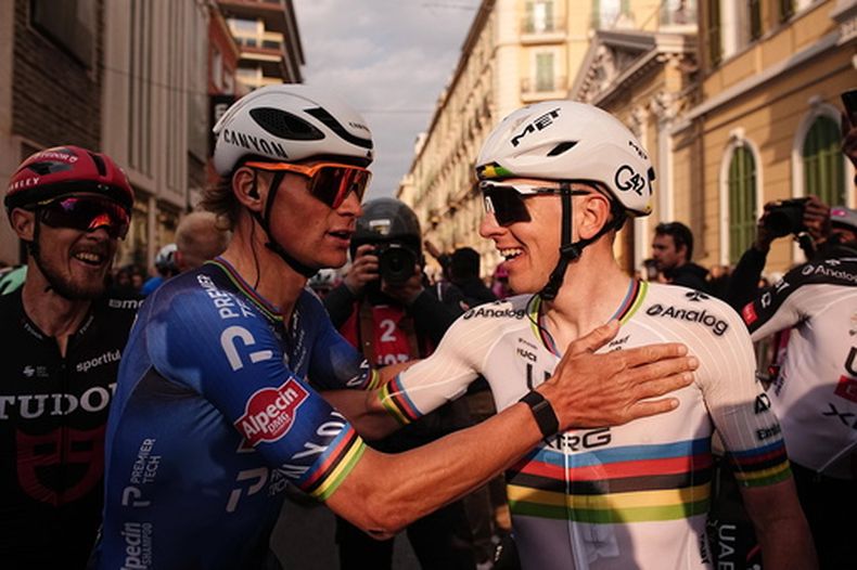 El esloveno Tadej Pogacar del equipo UAE Team Emirates XRG, felicitado por Mathieu Van Der Poel de Alpecin-Premier Tech tras ganar la carrera Milan-San Remo de un día en San Remo, Italia el sábado 21 de marzo del 2026. (Marco Alpozzi/LaPresse via AP)