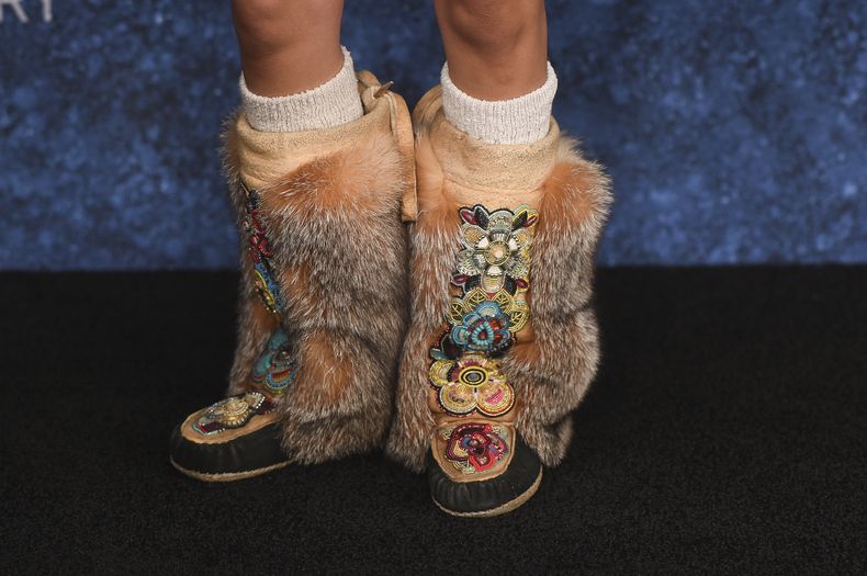 Las botas de Quannah Chasinghorse en la premiere de True Detective: Night Country el martes 9 de enero de 2024, en el Paramount Theater en Los Angeles. (Foto Richard Shotwell/Invision/AP)