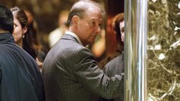 ARCHIVO - Paul Atkins, excomisario de la Comisión de Bolsa y Valores y actual consejero delegado de Patomak Partners, llega a la Torre Trump, el 28 de noviembre de 2016, en Nueva York. (AP foto/ Evan Vucci, archivo)