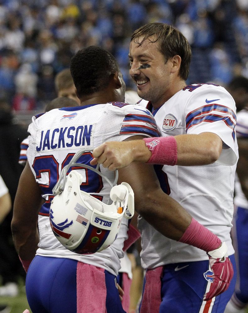 El quarterback de los Bills, Kyle Orton, derecha, abraza a su compa&ntilde;ero Fred Jackson tras derrotar a los Lions de Detroit el domingo, 5 de octubre de 2014, en Detroit. (AP Photo/Duane Burleson)