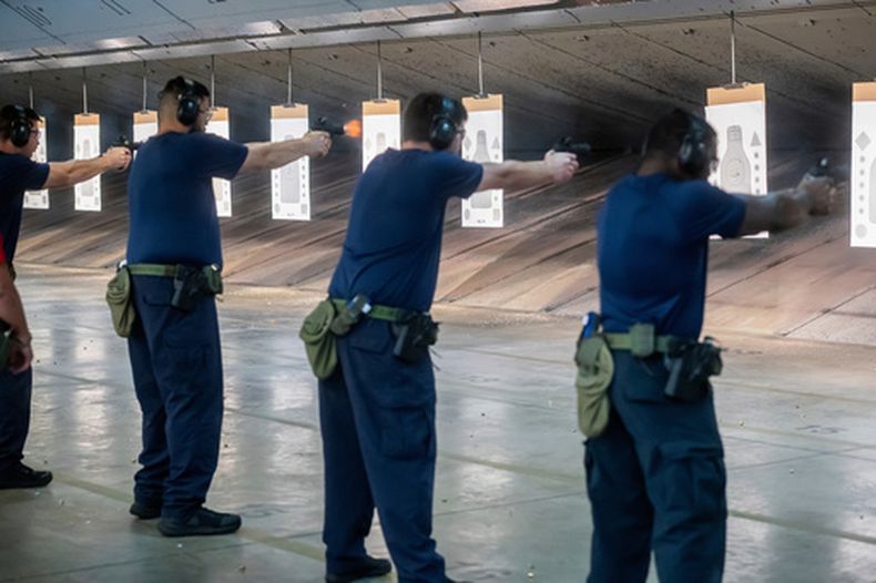 ARCHIVO - Aspirantes a ingresar al Servicio de Inmigración y Control de Aduanas de Estados Unidos practican tiro con armas cortas en el campo de tiro bajo techo de los Centros Federales de Capacitación para las Fuerzas del Orden, el 21 de agosto de 2025, en Brunswick, Georgia. (AP Foto/Fran Ruchalski, archivo)