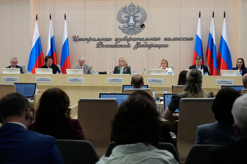 Ella Pamfilova, jefa de la Comisión Electoral Central de Rusia (centro), reporta los resultados oficiales de las elecciones parlamentarias de Rusia en una reunión de la entidad en Moscú, Rusia, el 25 de septiembre de 2026. (AP Foto/Alexander Zemlianichenko)