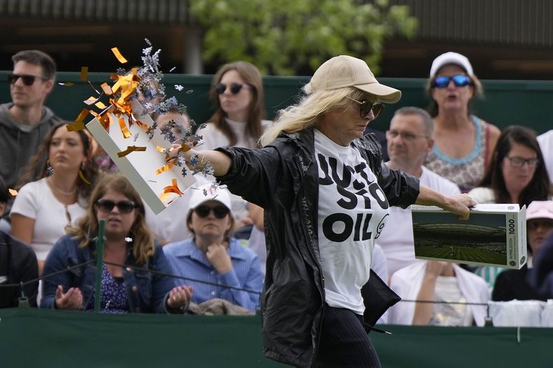 Una activista de A Just Stop Oil irrumpe en la Cancha 18 del torneo de Wimbledon, el miércoles 5 de julio de 2023. (AP Foto/Alastair Grant)