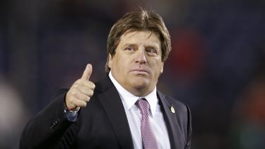 americateve | El t&eacute;cnico de la selecci&oacute;n mexicana, Miguel Herrera, saluda tras vencer a Finlandia en un amistoso el 30 de octubre de 2013 en San Diego. (AP Photo/Gregory Bull, File)