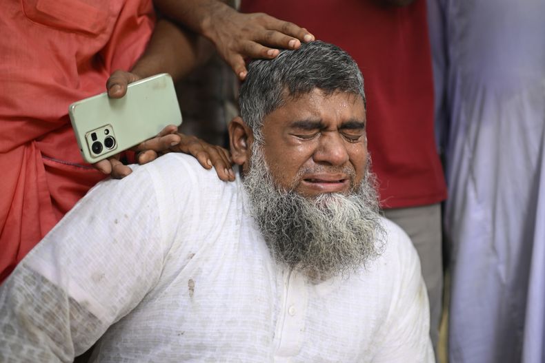 Shahbul, padre de una niña desaparecida, llora después de que un avión de entrenamiento de la Fuerza Aérea de Bangladesh se estrellara en el recinto de una escuela poco después de despegar en Daca, Bangladesh, el lunes 21 de julio de 2025. (AP Foto/Mahmud Hossain Opu)