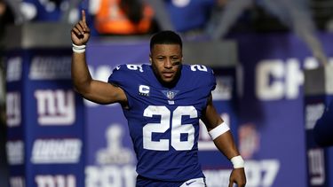 ARCHIVO - Foto del 1 de enero del 2023, el corredor de los Gigantes de Nueva York Saquon Barkley ingresa al campo en el juego ante los Colts de Indianápolis. El lunes 17 de julio del 2023, Barkley u los Gigantes no llegan a un acuerdo para un contrato a largo plazo. (AP Foto/Adam Hunger, Archivo)