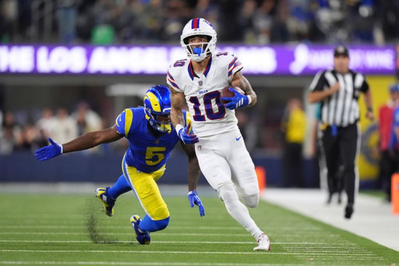 El safety de los Rams de Los Ángeles Kamren Kinchens intenta taclear al receptor de los Bills de Buffalo Khalil Shakir en el encuentro del lunes 12 de octubre del 2026. (AP Foto/Scott Strazzante)