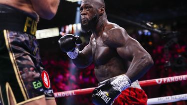 Wilder vuelve a ganar y noquea a Helenius en el 1er asalto