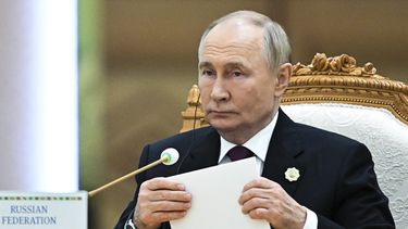 El presidente de Rusia, Vladímir Putin, asiste a un foro internacional dedicado al 300 aniversario del nacimiento del destacado poeta y pensador turkmeno Magtymguly Fragi, en Asjabad, Turkmenistán, el 11 de octubre de 2024. (Sergei Bobylev, Sputnik, Kremlin Pool Foto vía AP)