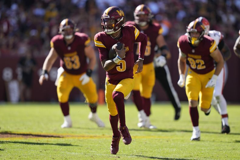 El quarterback de los Commanders de Washington Jayden Daniels acarrea el balón en la segunda mitad del partido ante los Browns de Cleveland, el domingo 6 de octubre de 2024, en Landover, Maryland. (AP Foto/Stephanie Scarbrough)