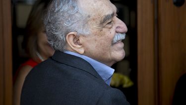 americateve | En esta foto de archivo del 6 de marzo de 2014, el premio Nobel de literatura colombiano Gabriel Garc&iacute;a M&aacute;rquez saluda a admiradores y periodistas frente a su casa en la Ciudad de M&eacute;xico. Garc&iacute;a M&aacute;rquez fue hospitalizado