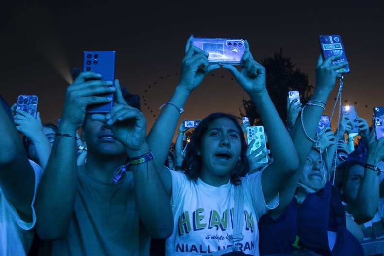 Fans en el concierto de la banda de rock británica Kasabian en el festival Corona Capital en la Ciudad de México, el sábado 18 de noviembre de 2023. (Foto AP/Alejandro Godínez)