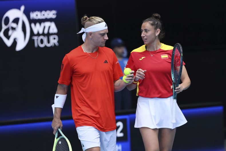Alejandro Davidovich Fokina de España habla con su compañera Sara Sorribes Tormo durante el partido de dobles mixto contra Beatriz Haddad Maia y Marcelo Melo de Brasil en el torneo Copa United, en Perth, Australia, el viernes 29 de diciembre de 2023. (AP Foto/Trevor Collens)