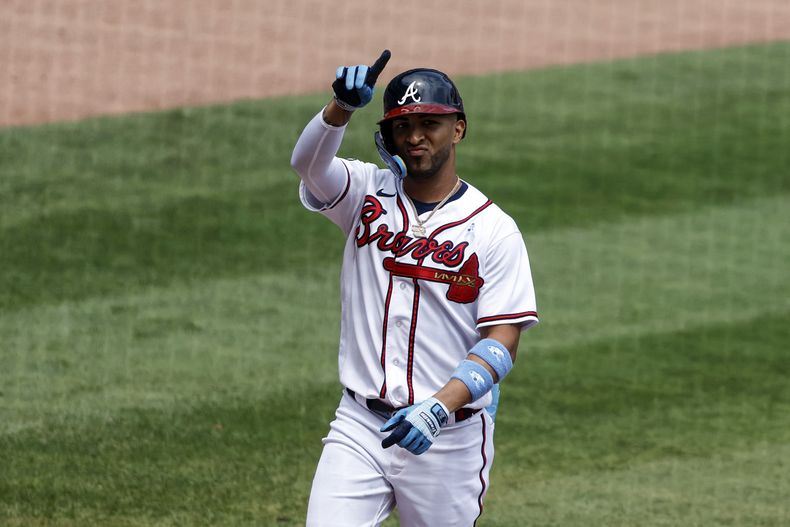 Eddie Rosario de los Bravos de Atlanta tras conectar un jonrón en el sexto inning ante los Rockies de Colorado, el domingo 18 de julio de 2023, en Atlanta. (AP Foto/Butch Dill)