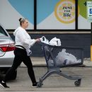 Un consumidor sale de una tienda en Arlington Heights, Illinois, el 30 de septiembre del 2026. (AP foto/Nam Y. Huh) Un consumidor sale de una tienda en Arlington Heights, Illinois, el 30 de septiembre del 2026. (AP foto/Nam Y. Huh)