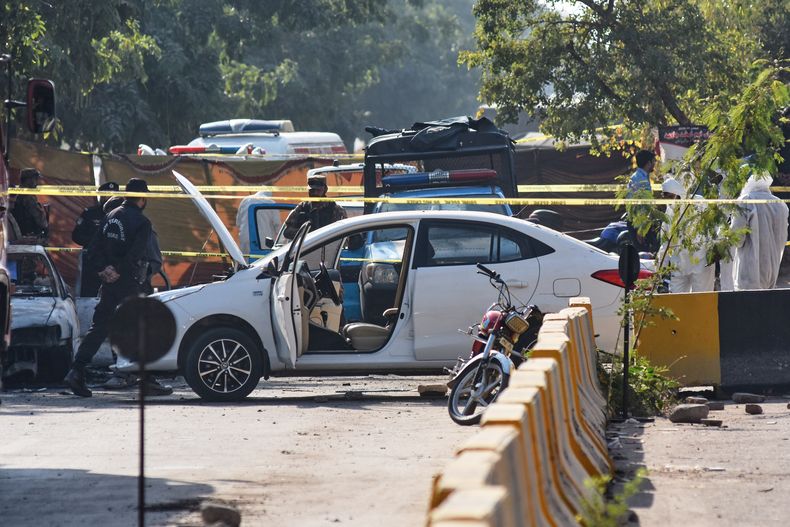 Investigadores paquistaníes examinan el lugar tras un ataque suicida ante una corte de distrito, en Islamabad, Pakistán, el martes 11 de noviembre de 2025. (AP Foto/W.K. Yousufzai)
