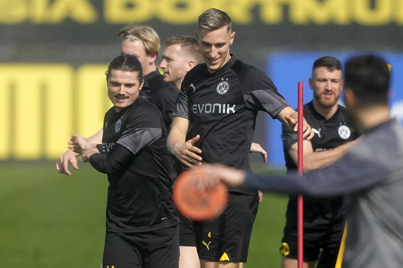 Marcel Sabitzer (izquierda) y Nico Schlotterbeck de Borussia Dortmund durante un entrenamiento en la antesala del partido contra Paris Saint-Germain por las semifinales de la Liga de Campeones, el martes 30 de abril de 2024. (AP Foto/Martin Meissner)