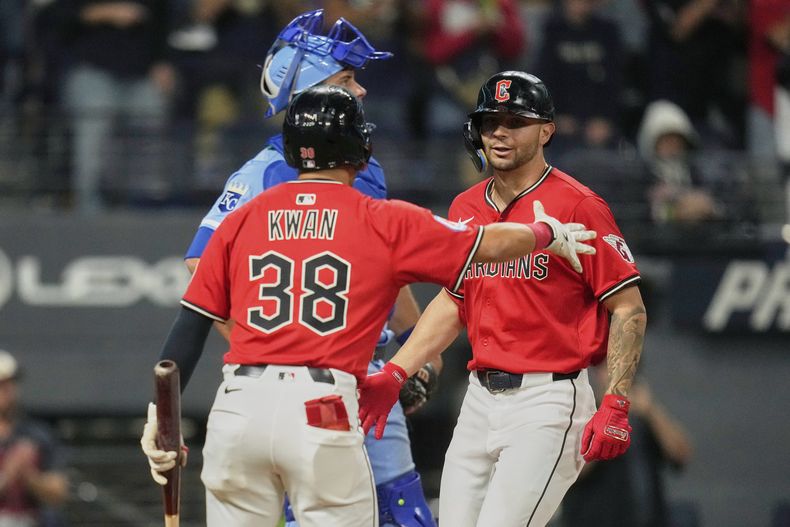 CJ Kayfus, de los Guardianes de Cleveland, es felicitado por su compañero Steven Kwan, tras conseguir un jonrón ante los Reales de Kansas City, el jueves 11 de septiembre de 2025 (AP Foto/Sue Ogrocki)