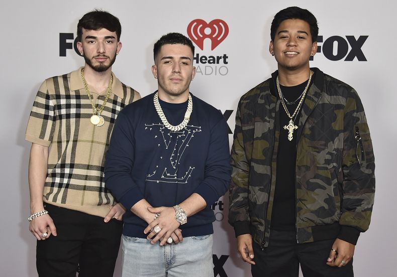 ARCHIVO - Brian Tovar, de izquierda a derecha, Pedro Tovar y Gabriel Hidalgo de Eslabón Armado llegan a los premios iHeartRadio Music el martes 22 de marzo de 2022, en el Shrine Auditorium en Los Angeles. La música regional mexicana se ha convertido en un fenómeno global en los primeros puestos de las listas de popularidad, rompiendo récords de streaming y alcanzando nuevas audiencias más allá de sus fronteras. (Foto Jordan Strauss/Invision/AP, archivo)