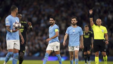 Ilkay Gundogan del Manchester City es amonestado por el árbrito Szymon Marciniak (derecha) durante el partido contra el Real Madrid por las semifinales de la Liga de Campeones, el miércoles 17 de mayo de 2023. (Nick Potts/PA vía AP)