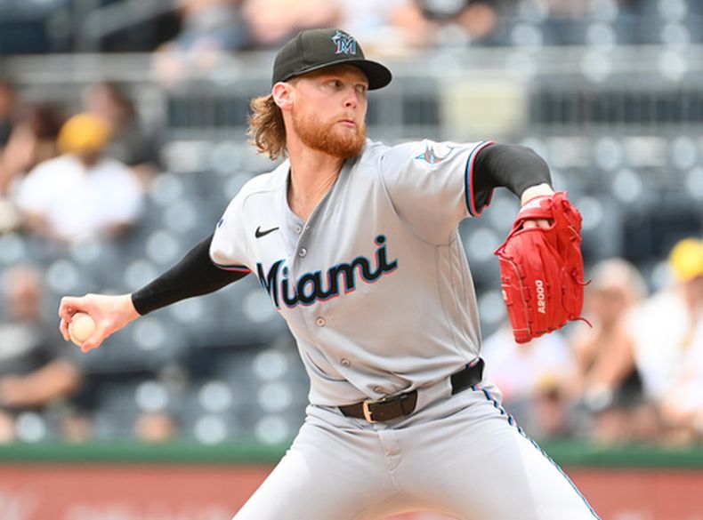 El lanzador abridor de los Marlins de Miami, Max Meyer (23), lanza ante los Piratas de Pittsburgh durante la primera entrada de un partido de béisbol, el domingo 14 de junio de 2026, en Pittsburgh. (Foto AP/Philip G. Pavely)