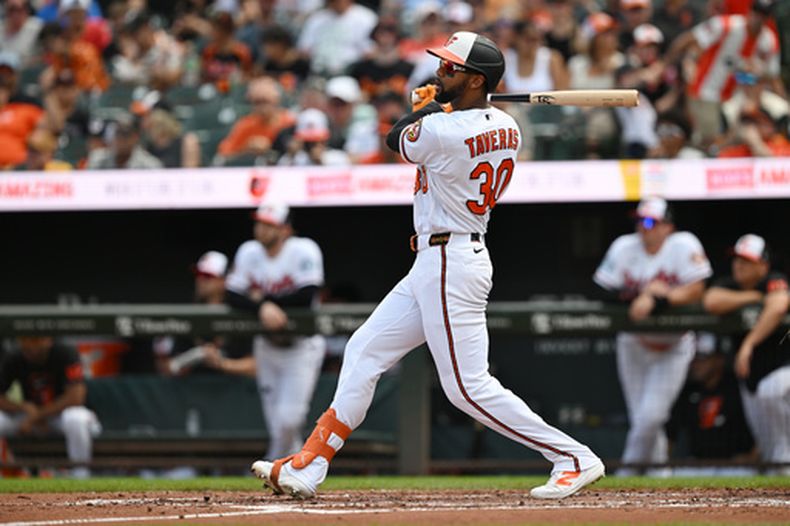 Leody Taveras, de los Orioles de Baltimore, completa su swing tras conectar un jonrón de dos carreras contra los Reales de Kansas City en la segunda entrada de un partido de béisbol, el domingo 12 de julio de 2026, en Baltimore, Maryland. (Foto AP/Gail Burton)