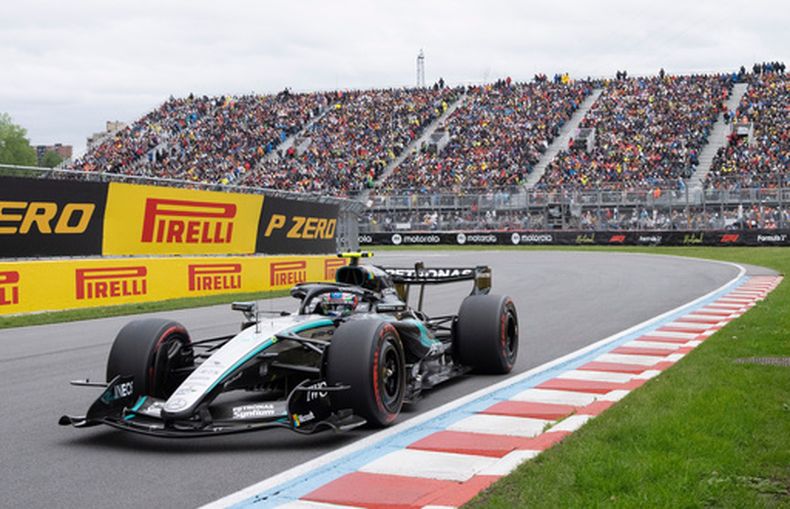 El piloto de Mercedes Kimi Antonelli, de Italia, compite durante la carrera de automovilismo del Gran Premio de Fórmula 1 de Canadá en Montreal, el domingo 24 de mayo de 2026. (Christinne Muschi/The Canadian Press vía AP)