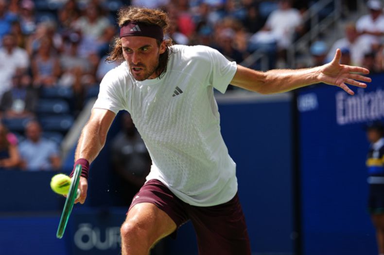 Stefanos Tsitsipas devuelve ante Arthur Fils durante la primera ronda del US Open, el lunes 31 de agosto de 2026, en Nueva York. (AP Foto/Kirsty Wigglesworth)