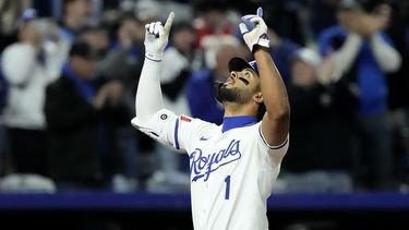 El puertorriqueño MJ Meléndez festeja tras conectar un jonrón de dos carreras por los Reales de Kansas City en el juego del jueves 4 de abril de 2024 ante los Medias Blancas de Chicago (AP Foto/Charlie Riedel)