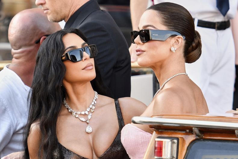 Kim Kardashian, izquierda, y Khloé Kardashian salen de un hotel previo a la boda de Jeff Bezos y Lauren Sanchez, en Venecia, Italia, el viernes 27 de junio de 2025. (Foto AP/Luigi Costantini)