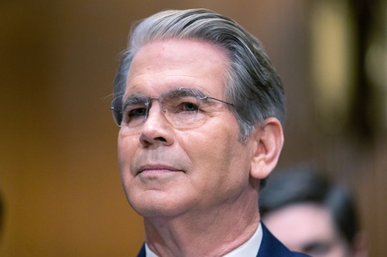El secretario del Tesoro de Estados Unidos, Scott Bessent, testifica ante el Comité de Finanzas del Senado, el miércoles 3 de junio de 2026 en Washington. (AP Foto/Allison Robbert)
