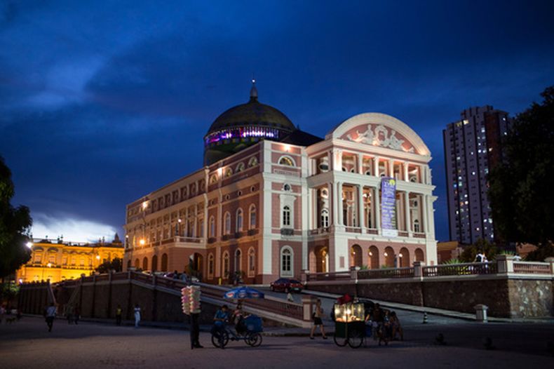 ARCHIVO - El Teatro Amazonas se ve al atardecer en Manaos, Brasil, el 20 de mayo de 2014. (Foto AP/Felipe Dana, archivo)